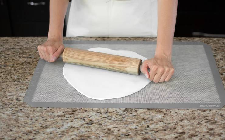 ilustrasi menggiling fondant 