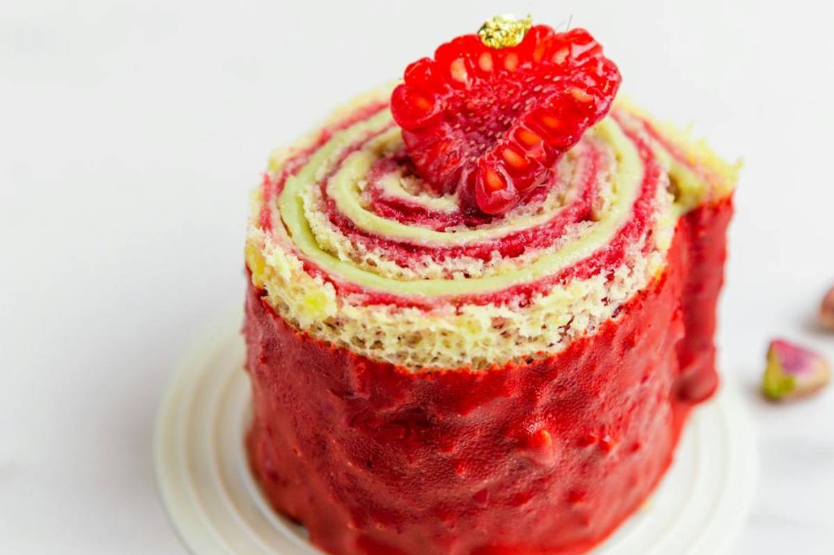 ilustrasi raspberry cake roll