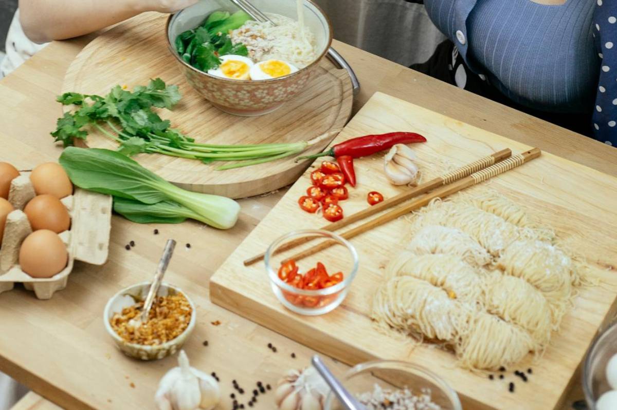 ilustrasi membuat ramen 