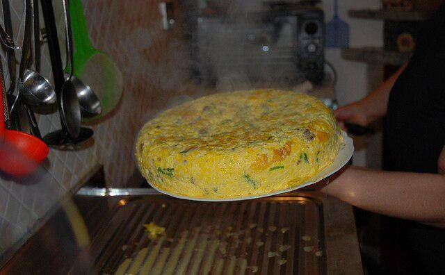 ilustrasi keluarkan dari oven (commons.wikimedia.org/Frittata)
