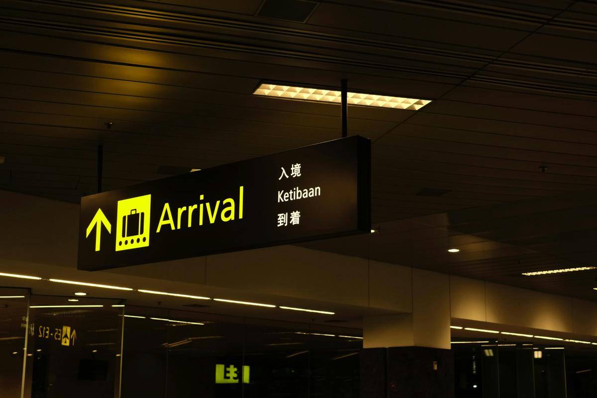 ilustrasi terminal kedatangan di bandara (unsplash.com/Gilbert Ng)