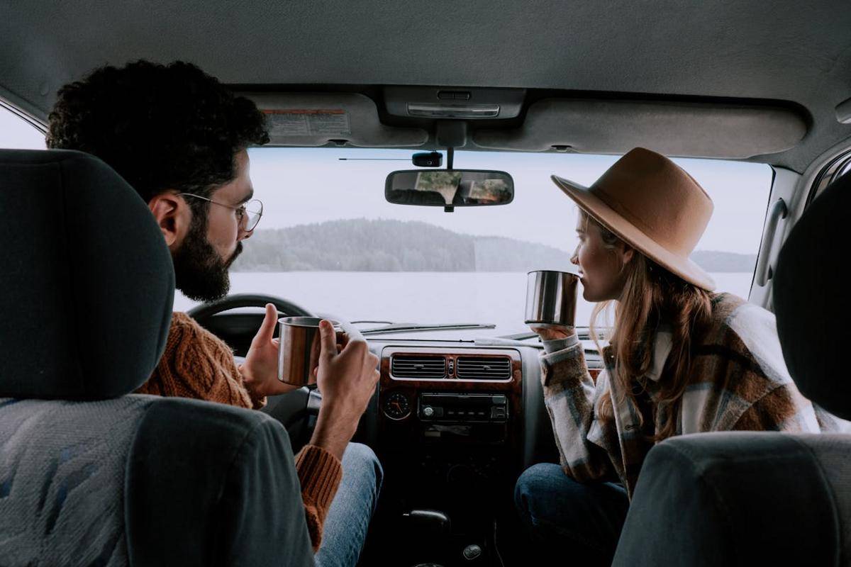 ilustrasi pasangan traveling (pexels.com/cottonbro studio)