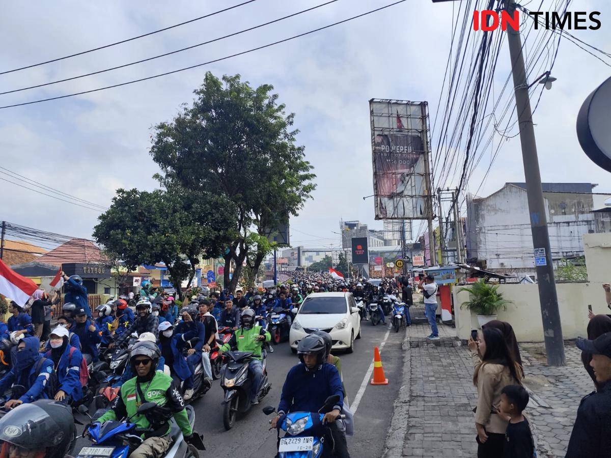 Masa aksi yang bergerak ke DPRD Lampung. (IDN Times/Muhaimin)