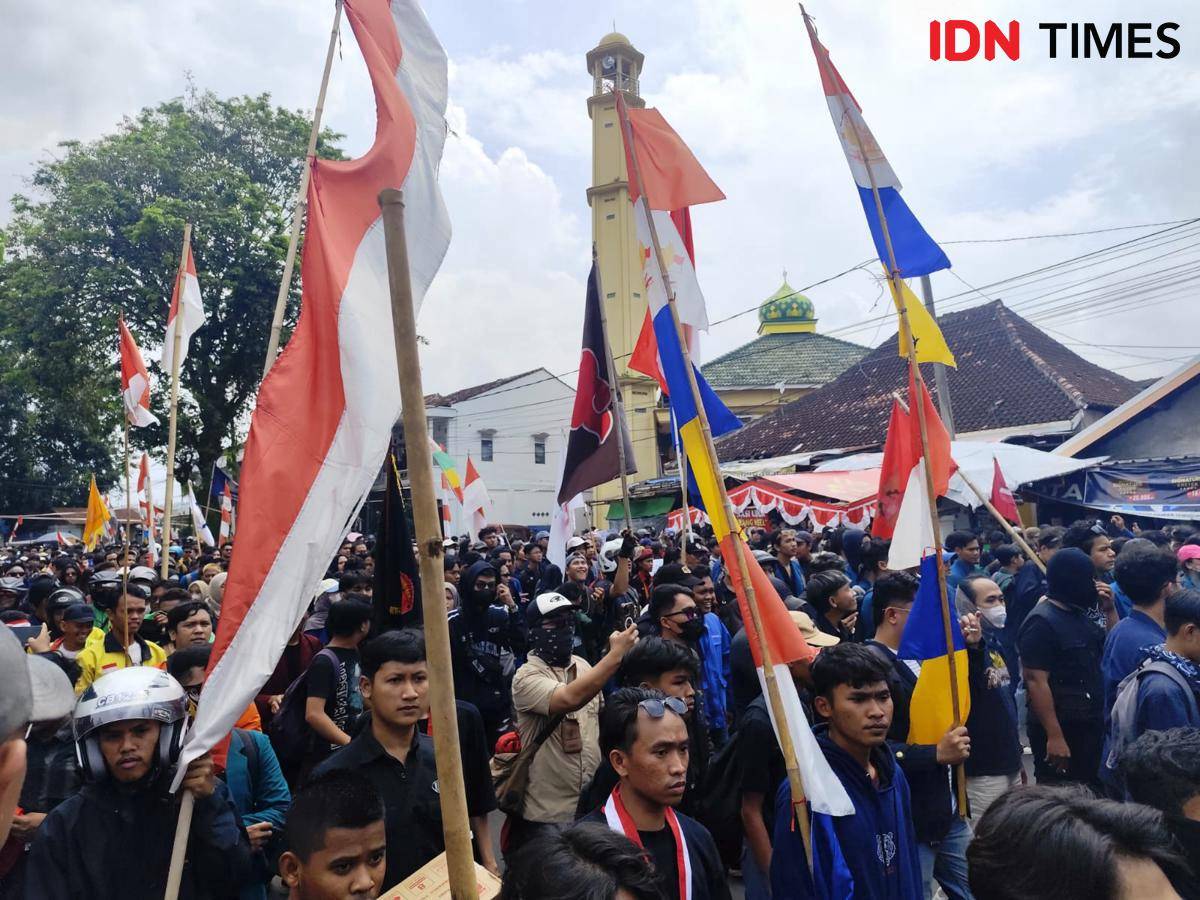 Masa aksi yang membawa bendera di Lampung. (IDN Times/Muhaimin)