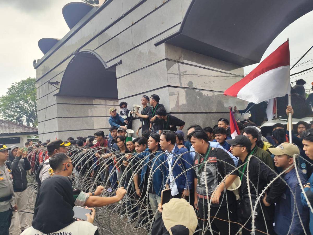 Dialog antara Kapolresta Bandar Lampung, Kombes Pol Alfret Jacob Tilukay dan mahasiswa. (IDN Times/Muhaimin)