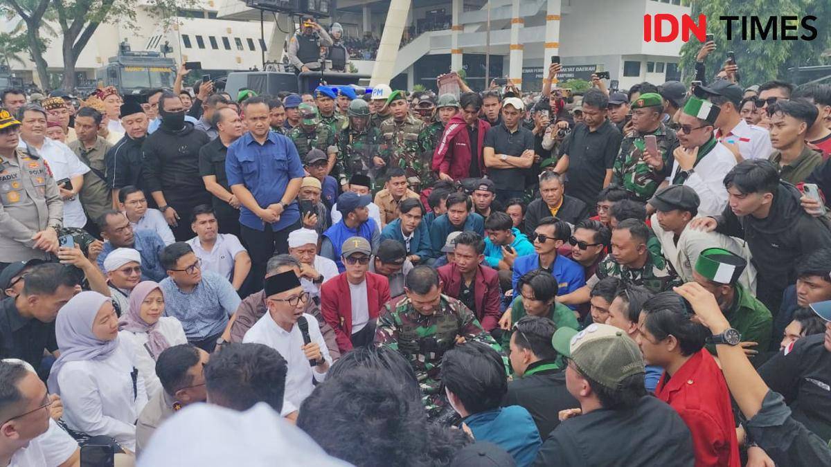 Gubernur Lampung, Rahmat Mirzani Djausal bersama Forkopimda saat berdialog dengan masa.(IDN Times/Muhaimin)