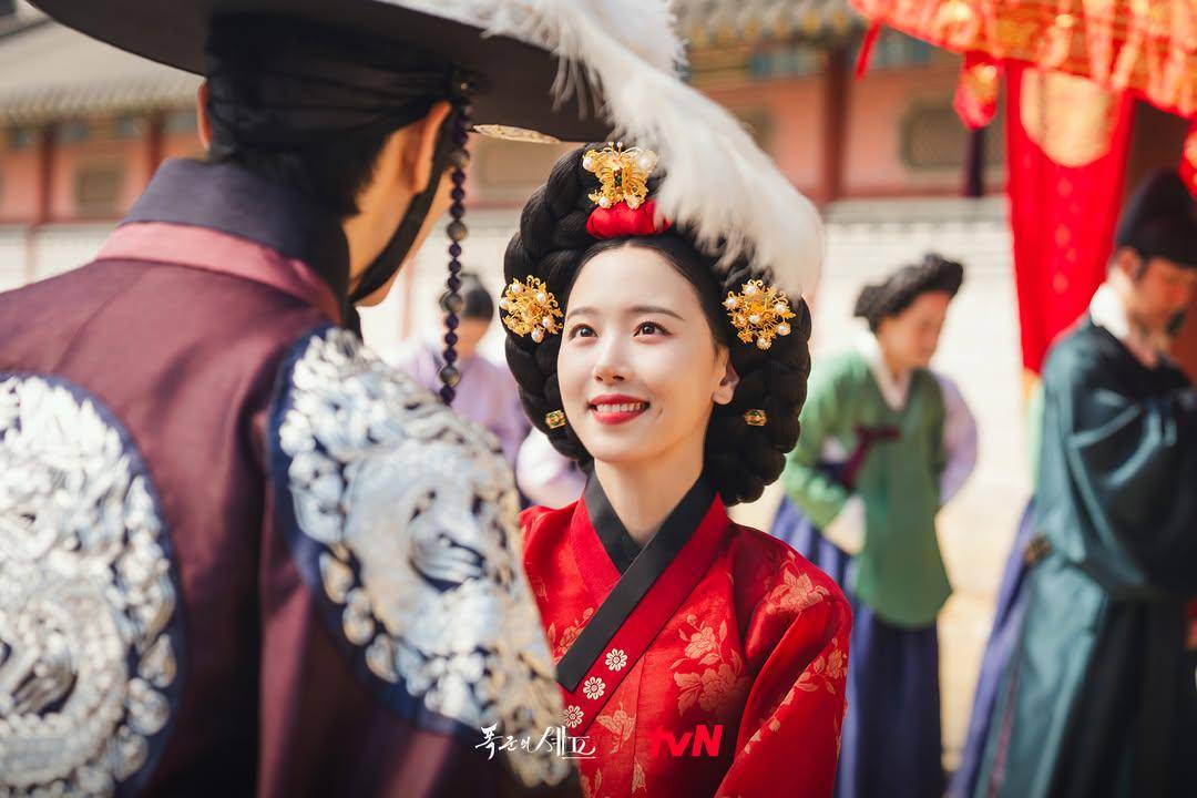Still cut drama Bon Appetit, Your Majesty (instagram.com/tvn_drama)
