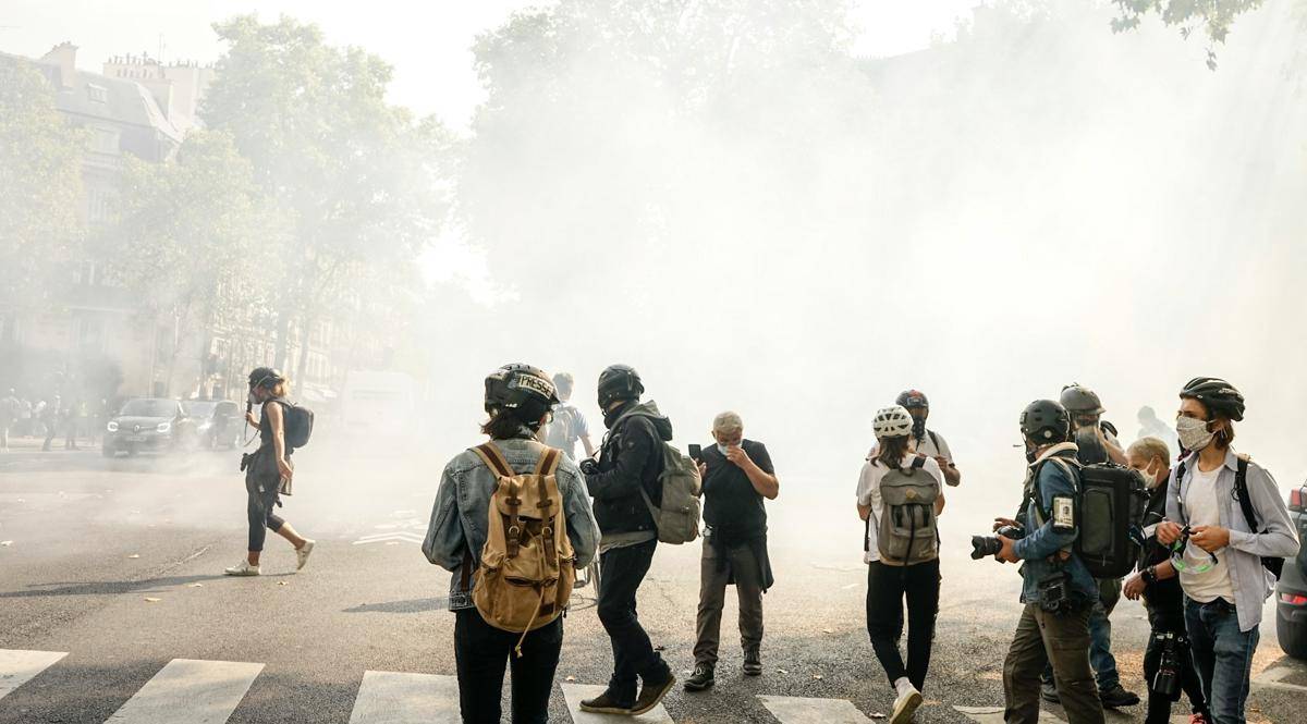 ilustrasi demonstran yang terkena gas air mata (unsplash.com/Norbu GYACHUNG)