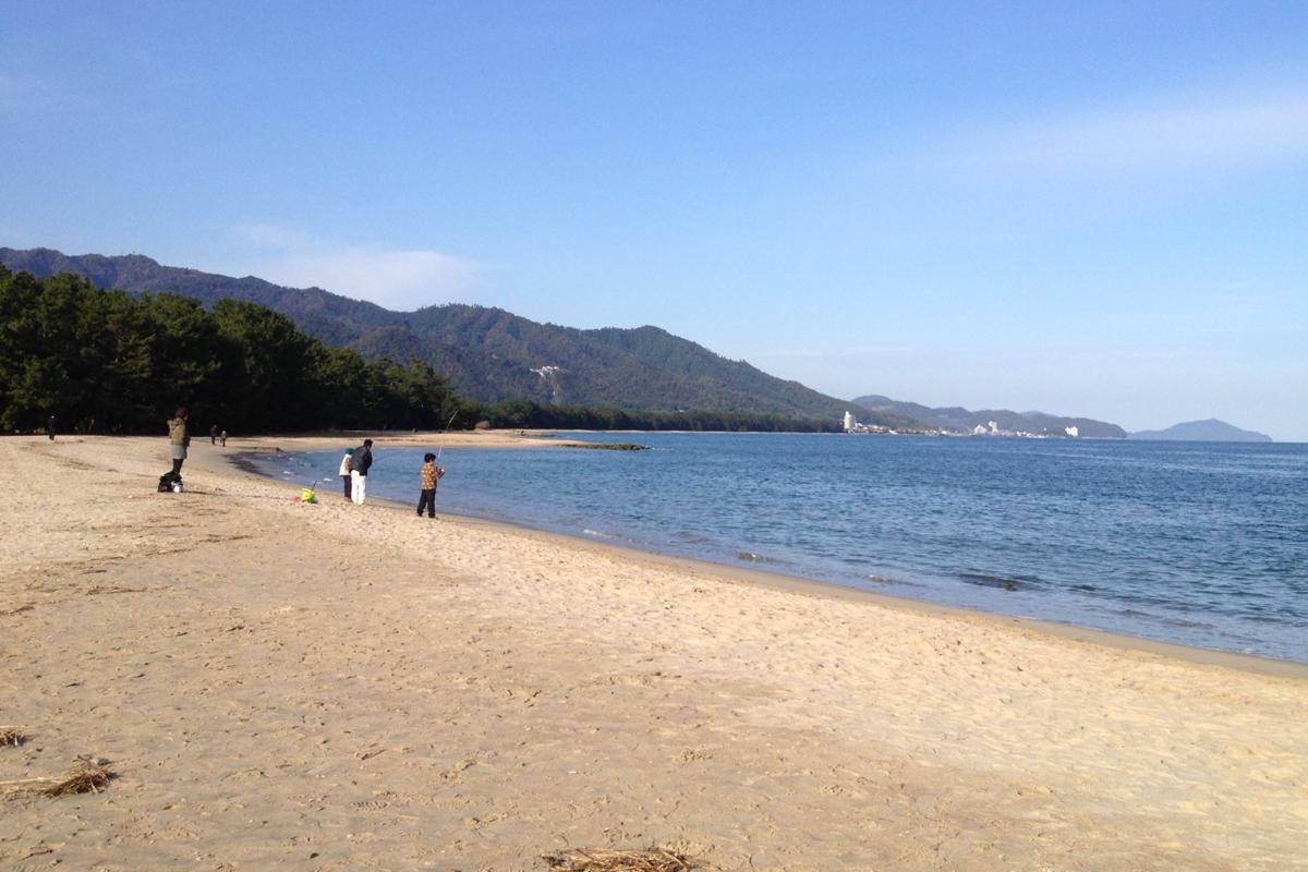 ilustrasi pantai di Amanohashidate 