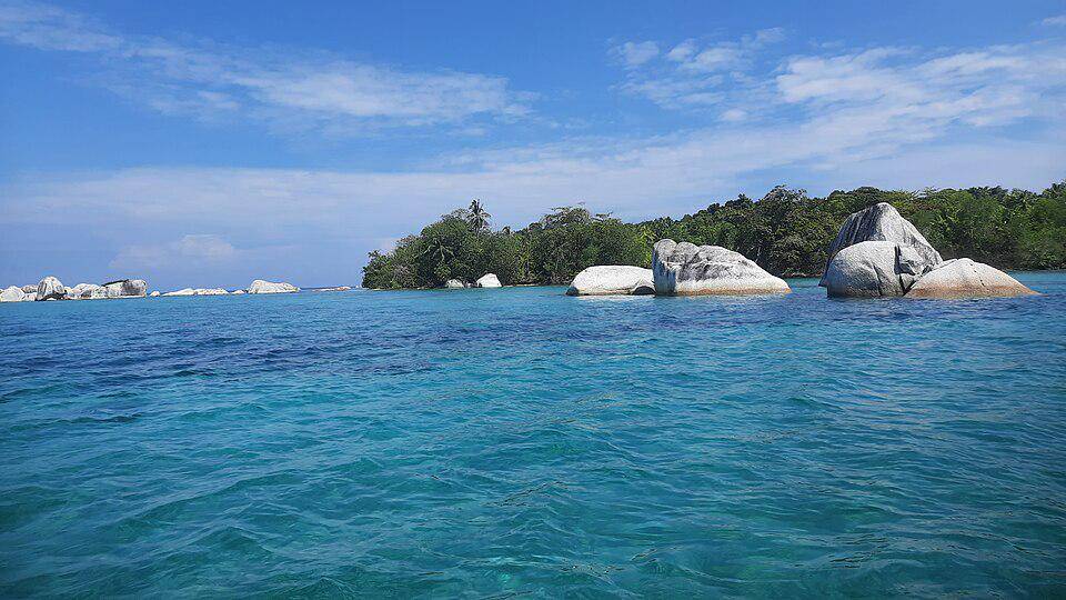 Pantai Tanjung Kelayang, Belitung (commons.wikimedia.org/Raflinoer32)