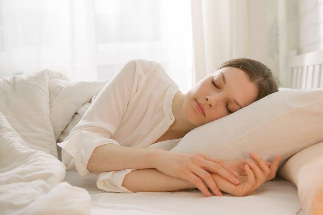 Metode tidur 2 kali sehari, pola tidur polifasik zaman pertengahan. (Pexels/Artem Podrez)