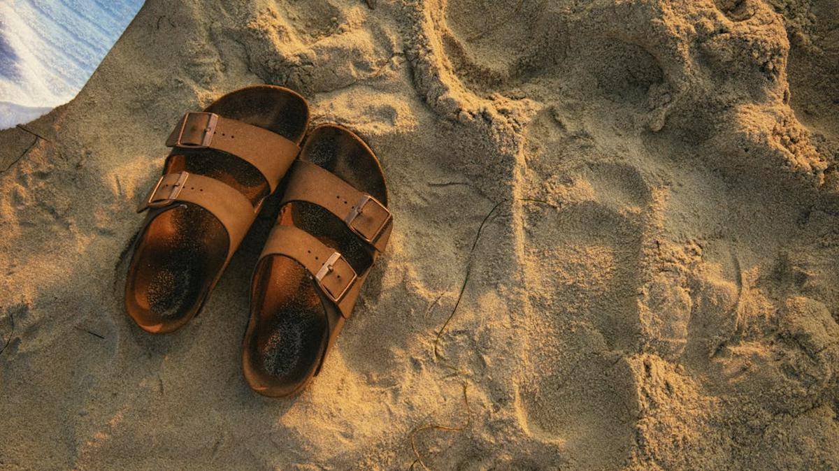 Ilustrasi sandal slip on (www.pexels.com/Athena Sandrini)