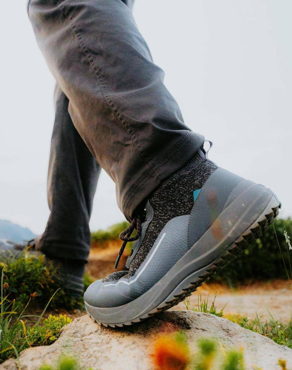 sepatu outdoor (pexels.com/Luke Miller)