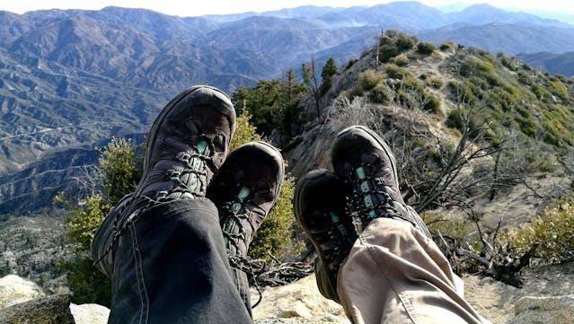 ilustrasi sepatu gunung (pexels.com/Noel Ross)