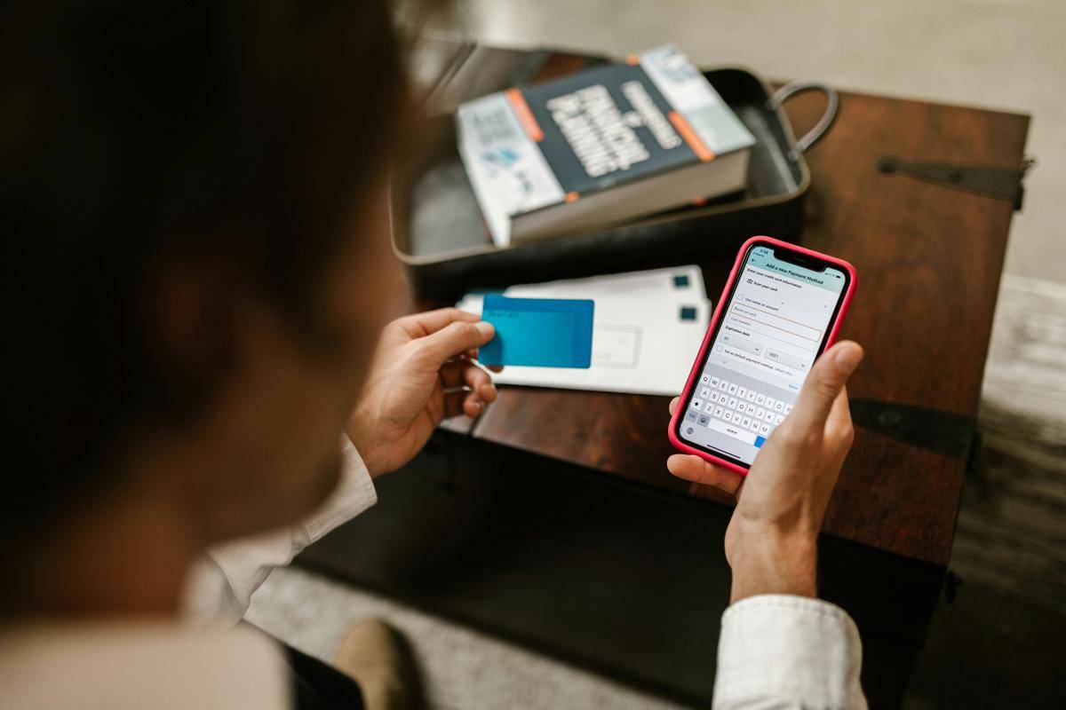 Gunakan mobile banking untuk mempermudah menabung (Pexels/RDNE Stock Project)