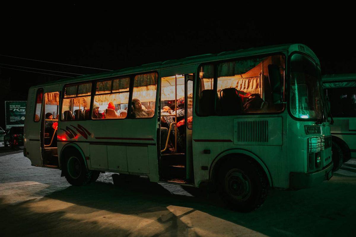 Ilustrasi bus malam