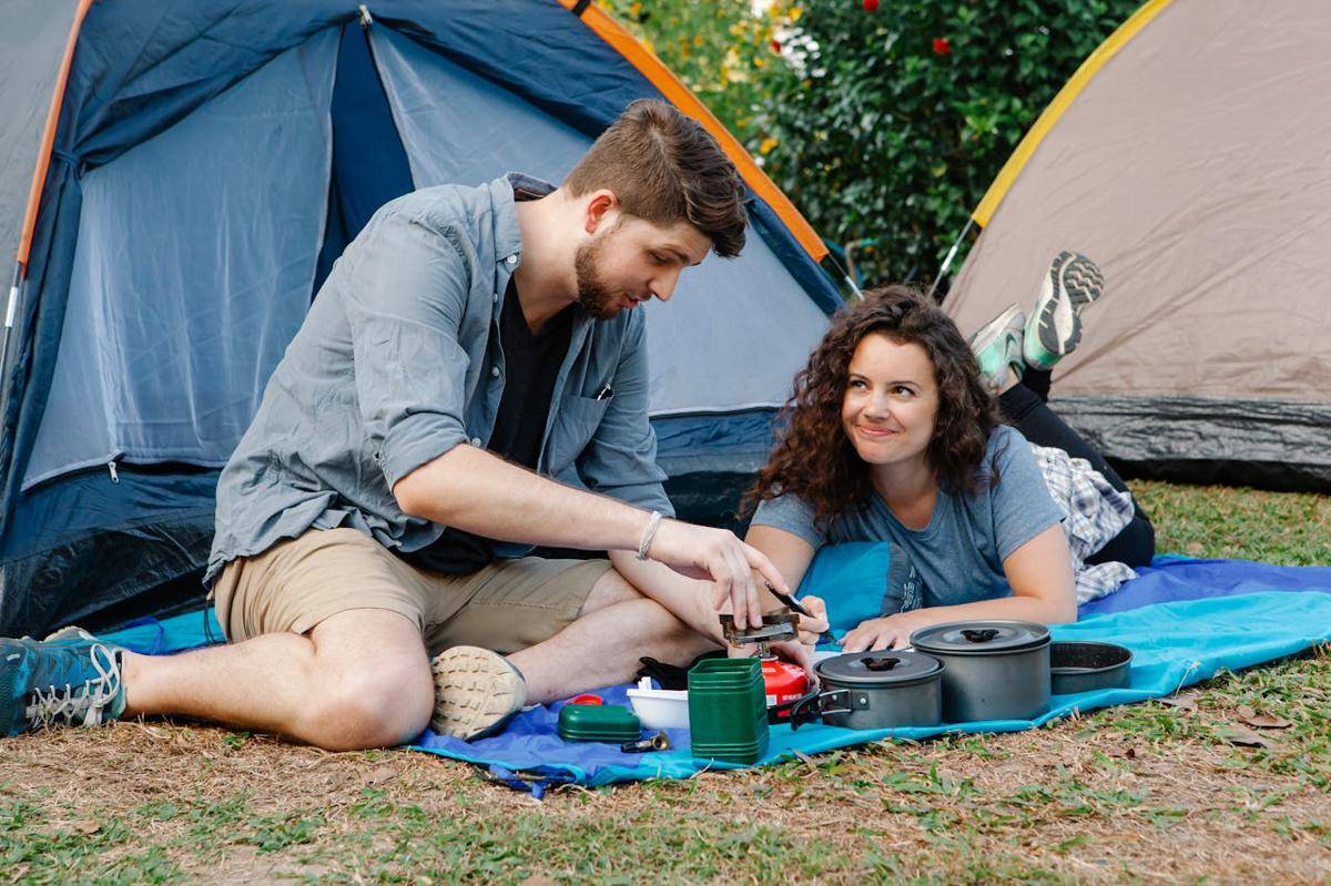 ilustrasi pasangan sedang camping 