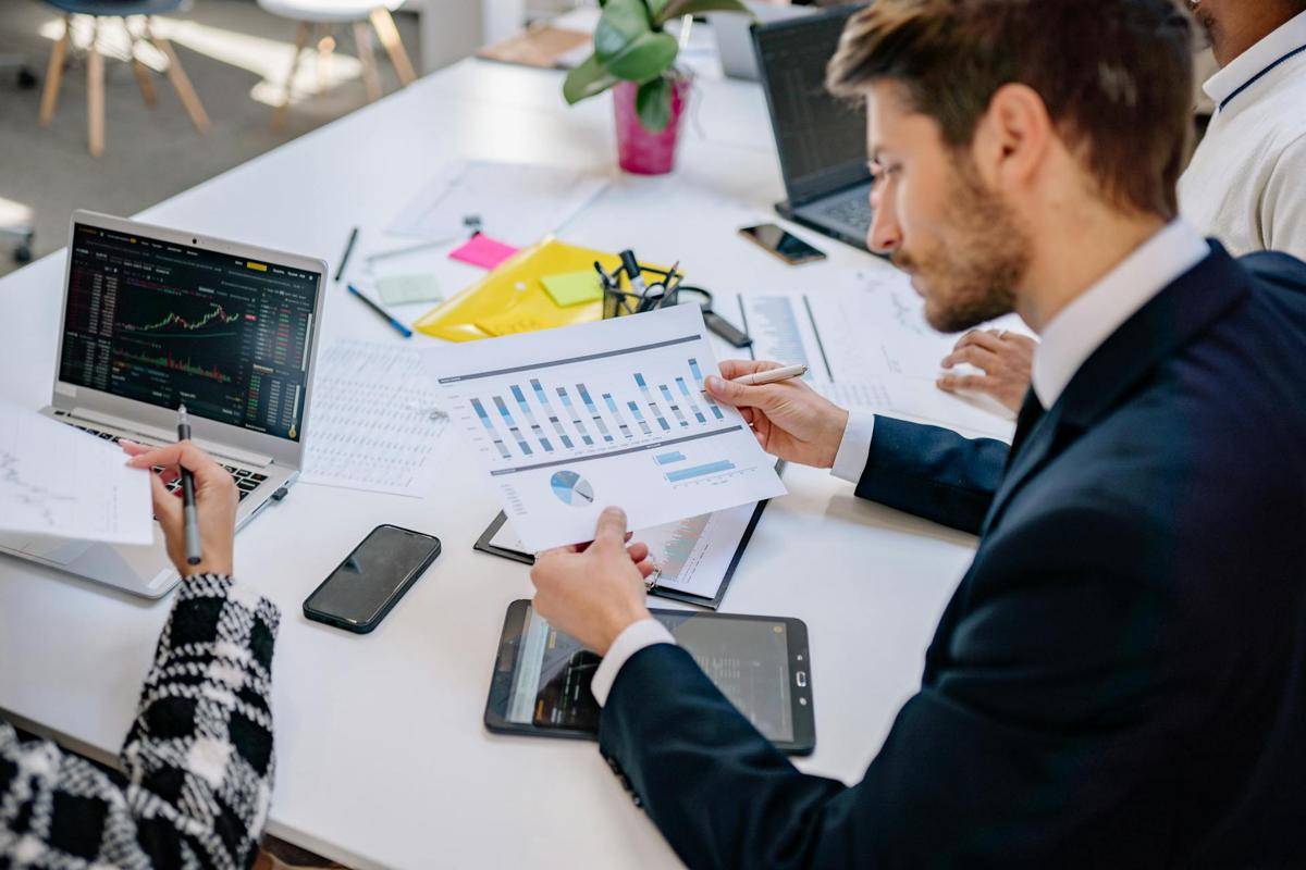 ilustrasi suasana kerja di kantor (pexels.com/Yan Krukau)