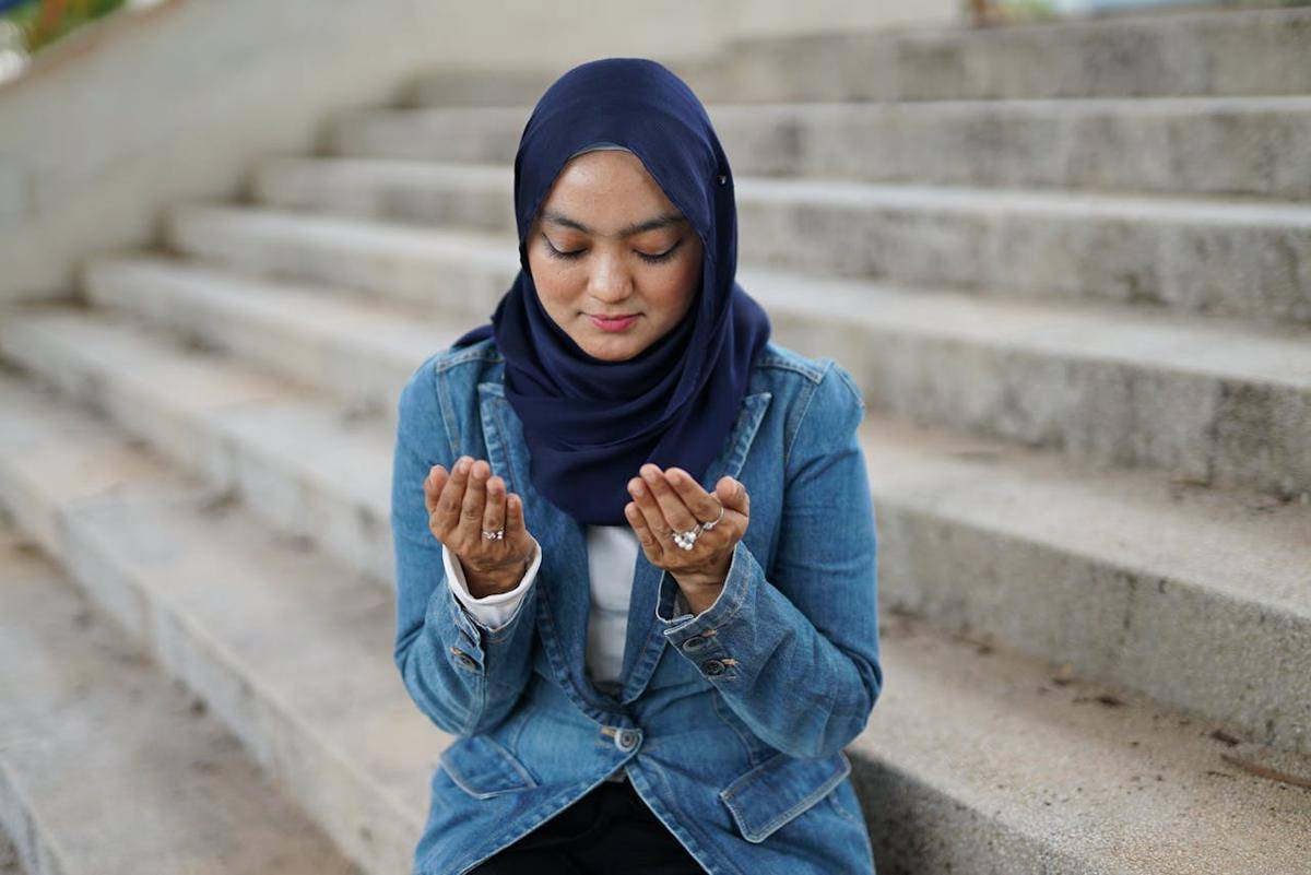 Ilustrasi berdoa memohon keselamatan negeri (pexels.com/Zila Sirr An Nurr)