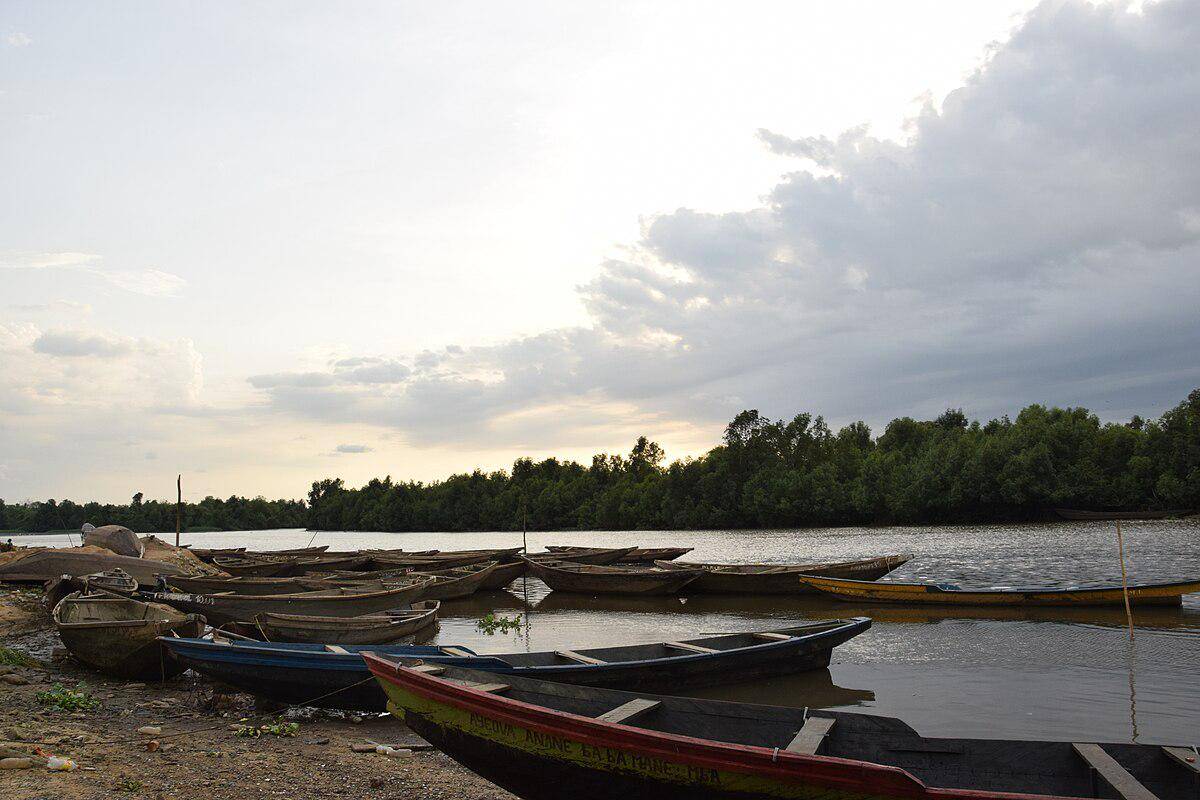 potret sekumpulan perahu di Sungai Wouri, Douala