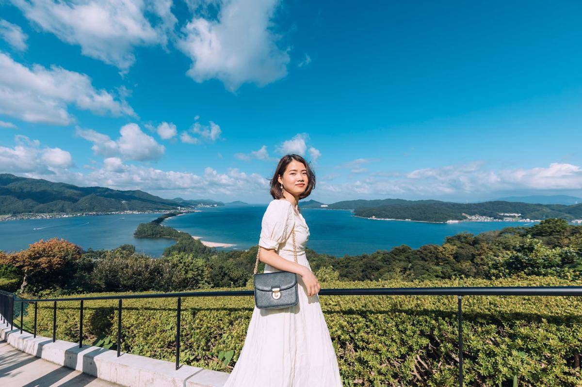 ilustrasi wisatawan di salah satu spot berlatar Amanohashidate 