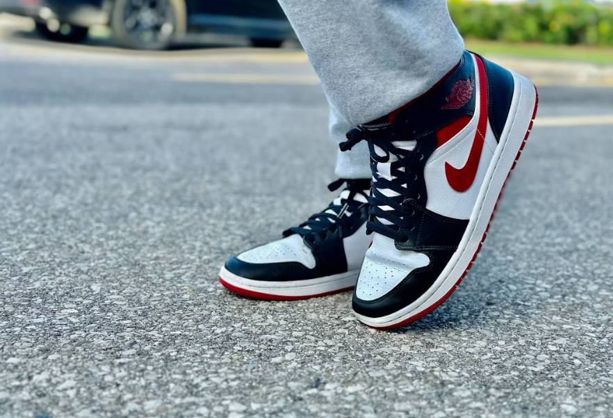 ilustrasi sneakers pria
