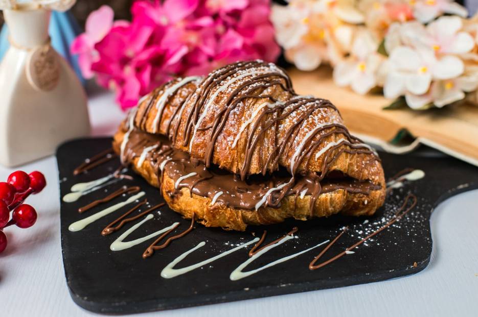 ilustrasi croissant cokelat
