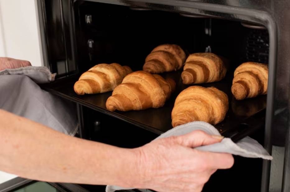 ilustrasi memanggang croissant