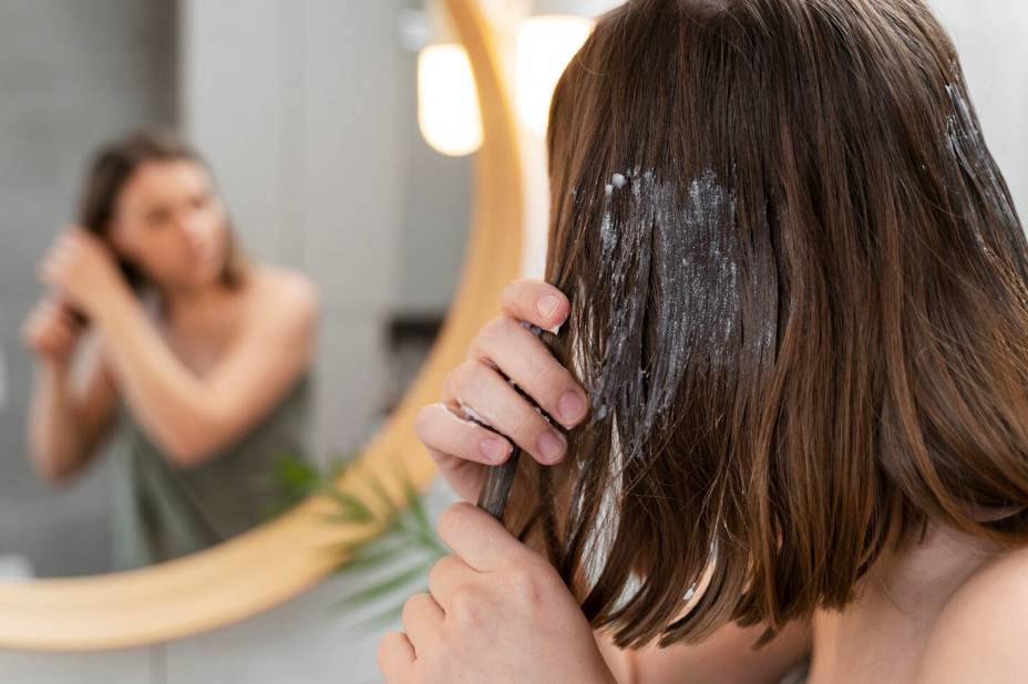 ilustrasi menggunakan masker rambut
