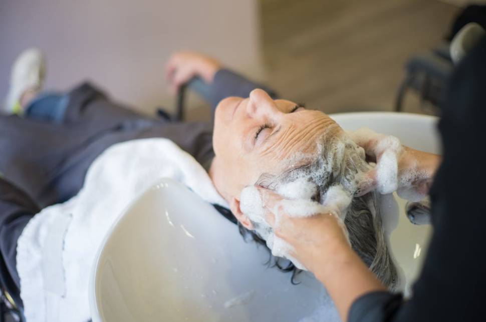 ilustrasi wanita mencuci rambut