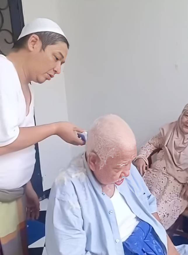 Pasha Ungu cukur rambut sang ayah