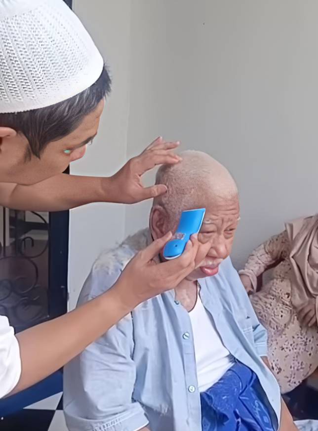 Pasha Ungu cukur rambut sang ayah