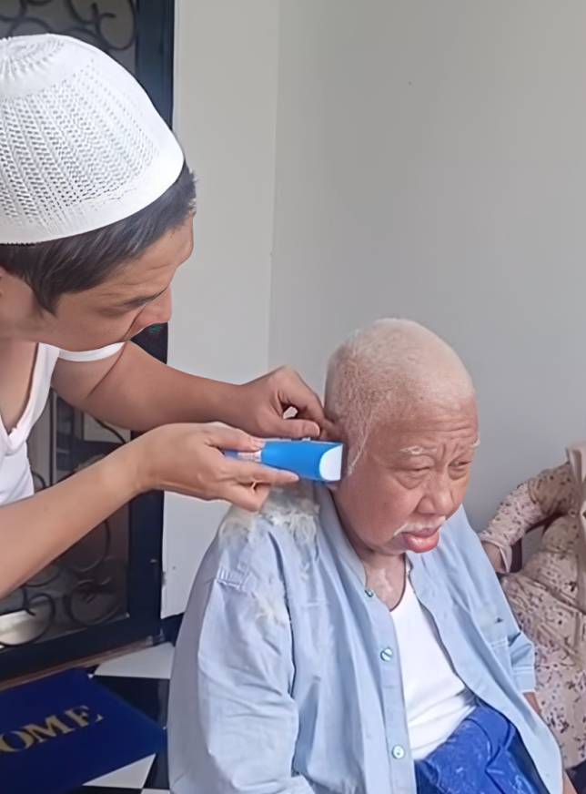 Pasha Ungu cukur rambut sang ayah