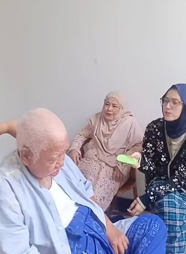 Pasha Ungu cukur rambut sang ayah