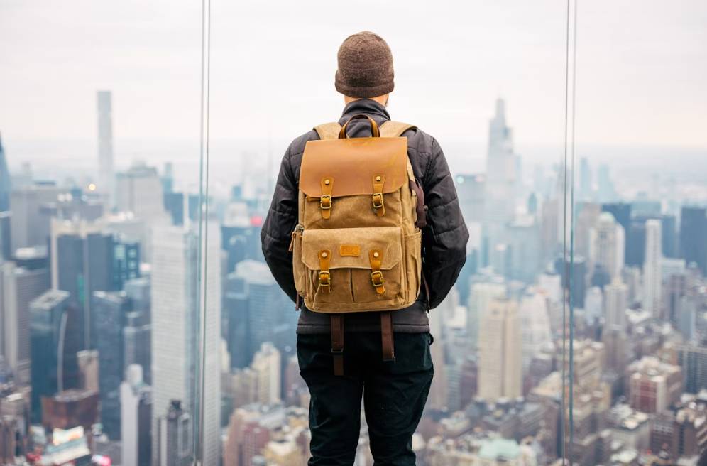ilustrasi pria dengan tas ransel