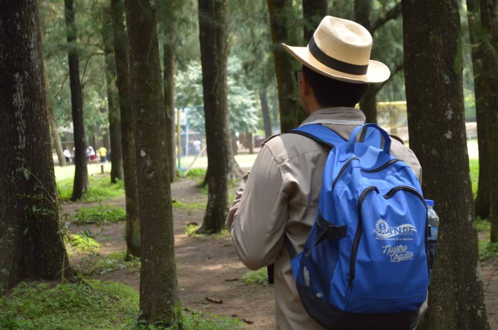 ilustrasi pria dengan tas ransel