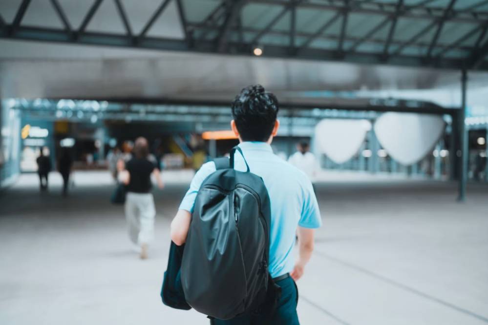 ilustrasi pria dengan tas ransel