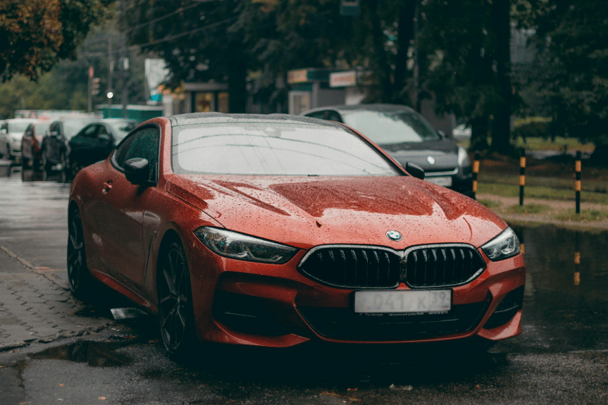 ilustrasi mobil kehujanan (pexels.com/Yura Forrat)