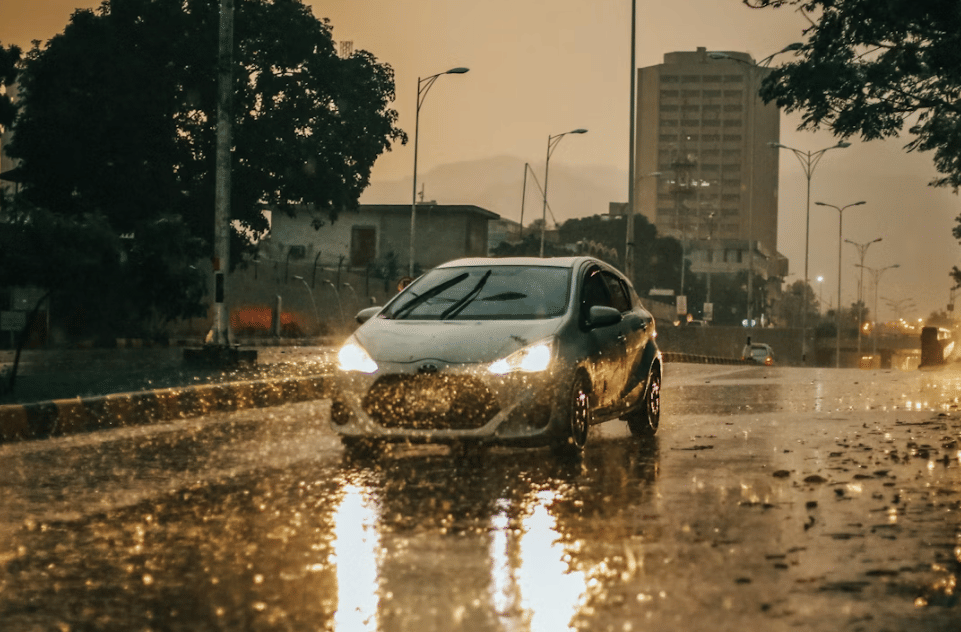 ilustrasi mobil kehujanan (unsplash.com/Basil Minhaj)