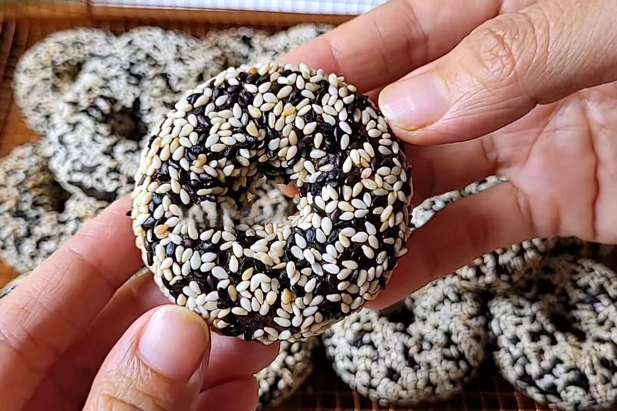 ilustrasi donat pisang ketan hitam