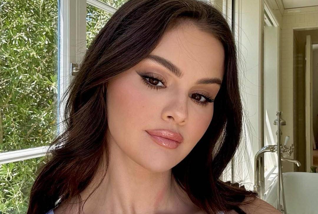 Selena Gomez (instagram.com/rarebeauty)