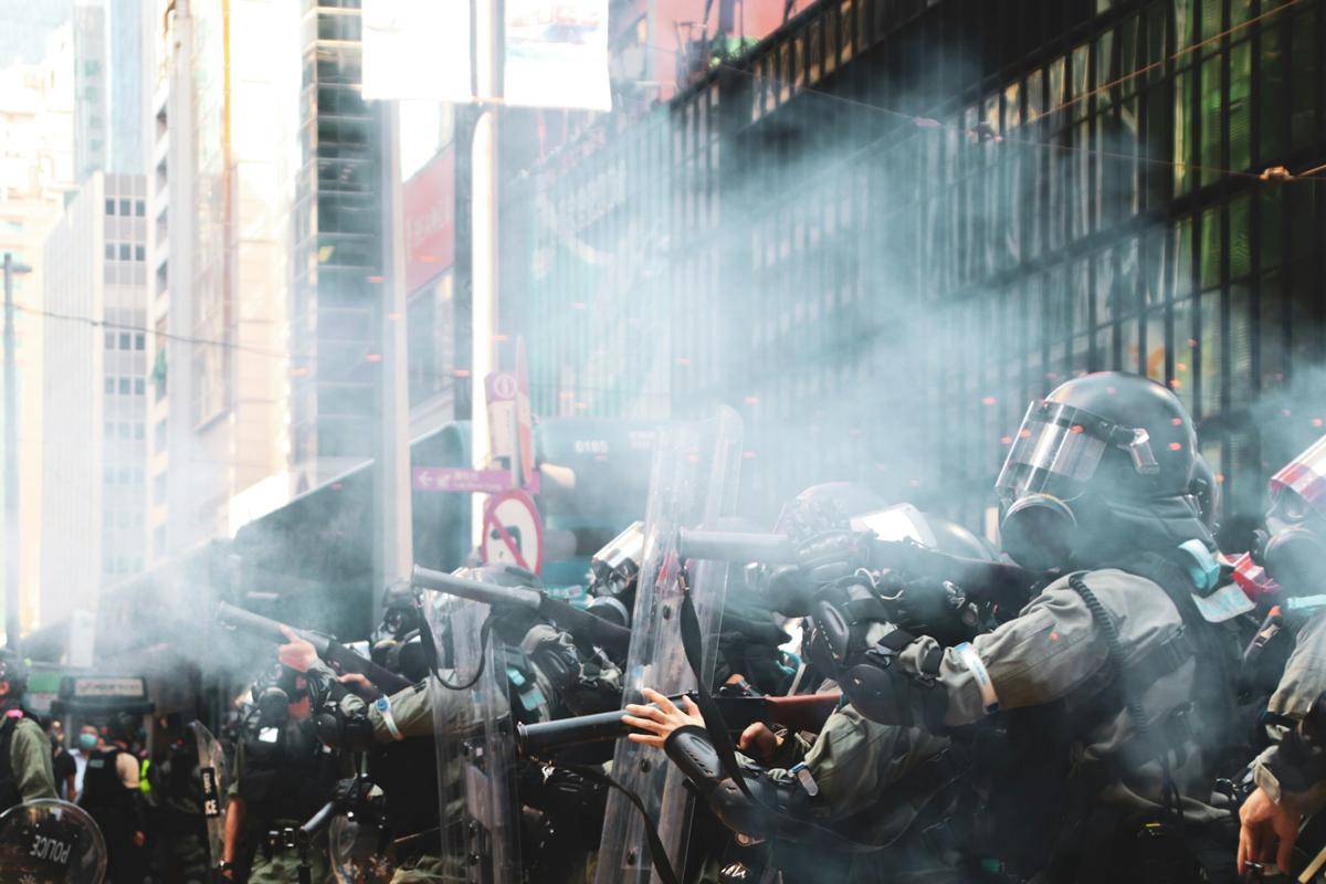 ilustrasi aparat menembakkan gas air mata (unsplash.com/Tse Kai Wong)