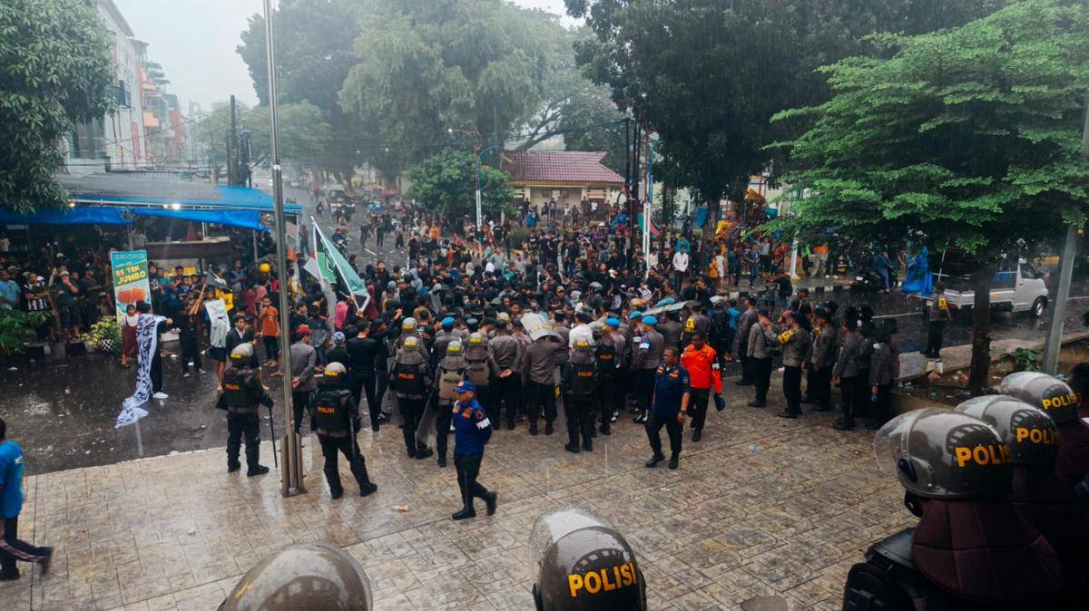 Bentrokan terjadi saat demo di depan Gedung DPRD Binjai, Senin (1/9/2025) (IDN Times/Bambang Suhandoko)