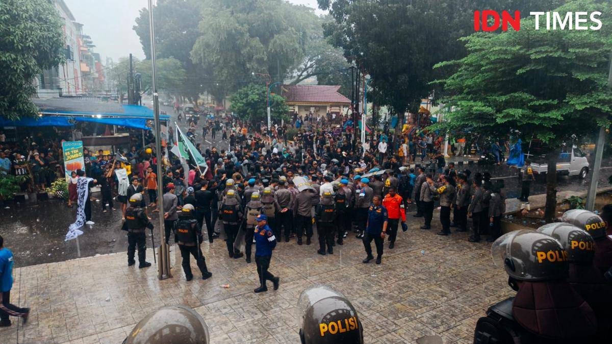 Bentrokan terjadi saat demo di depan Gedung DPRD Binjai, Senin (1/9/2025) (IDN Times/Bambang Suhandoko)