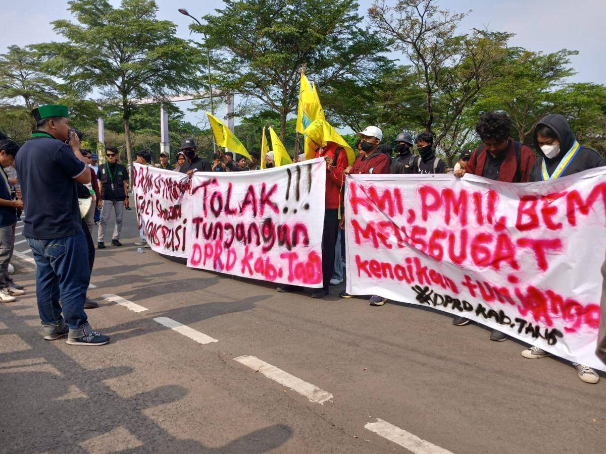 Mahasiswa melakukan aksi unjuk rasa di depan Gedung DPRD Kabupaten Tangerang