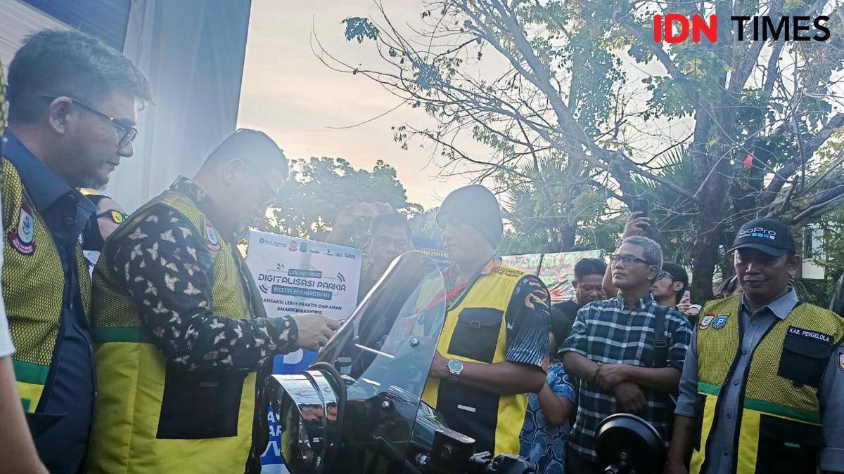 Wali Kota Makassar Munafri Arifuddin bertransaksi QRIS kepada perwakilan juru parkir saat peluncuran digitalisasi parkir di Kota Makassar, Senin (1/9/2025). (IDN Times/Asrhawi Muin)