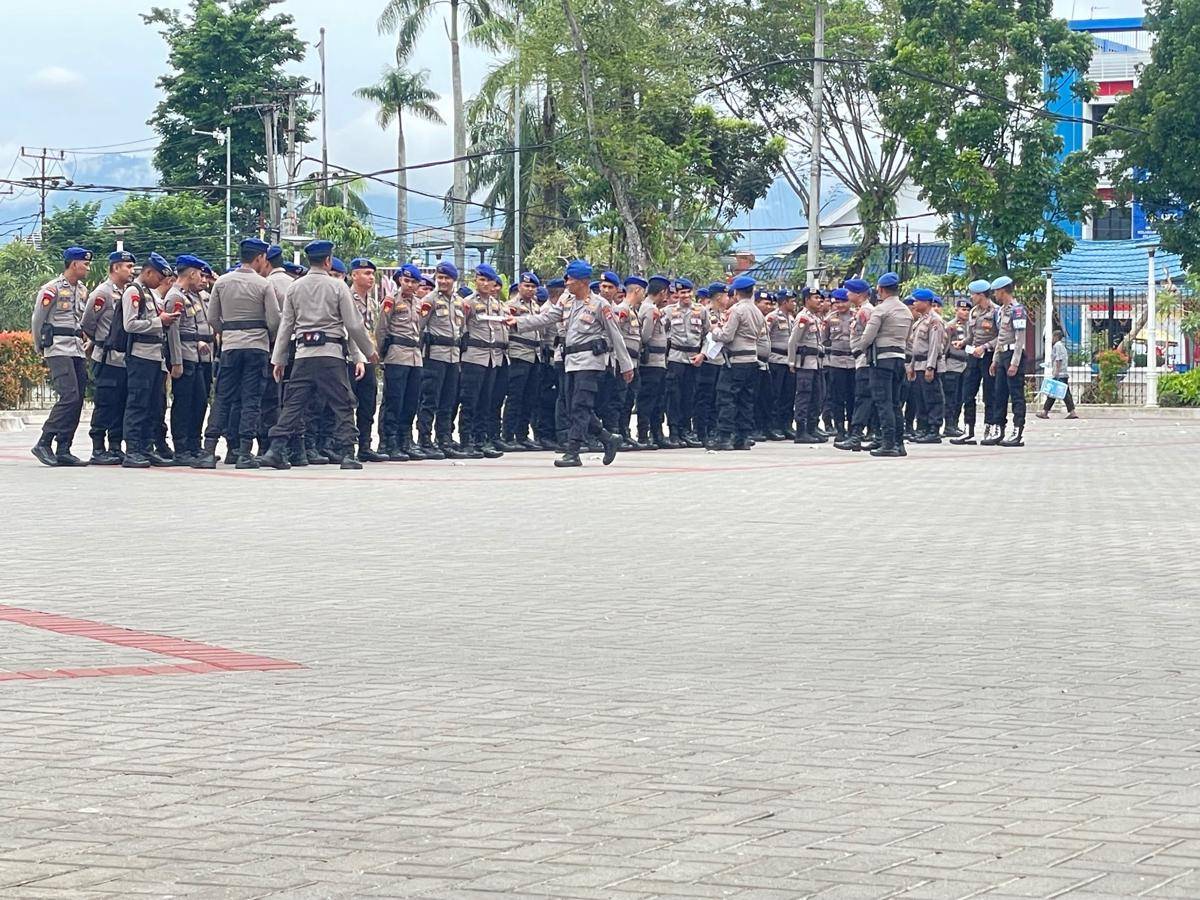 Pasukan TNI dan Polri apel di halaman Kantor DPRD Sumbar (Foto: IDN Times/Halbert Caniago)