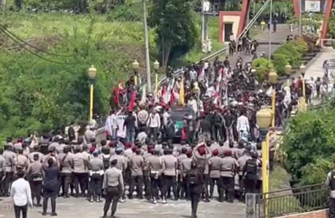 Suasana unjuk rasa massa yang tergabung dalam Aliansi Solidaritas Masyarakat Silampari di DPRD Lubuk Linggau. (Dok. Istimewa)
