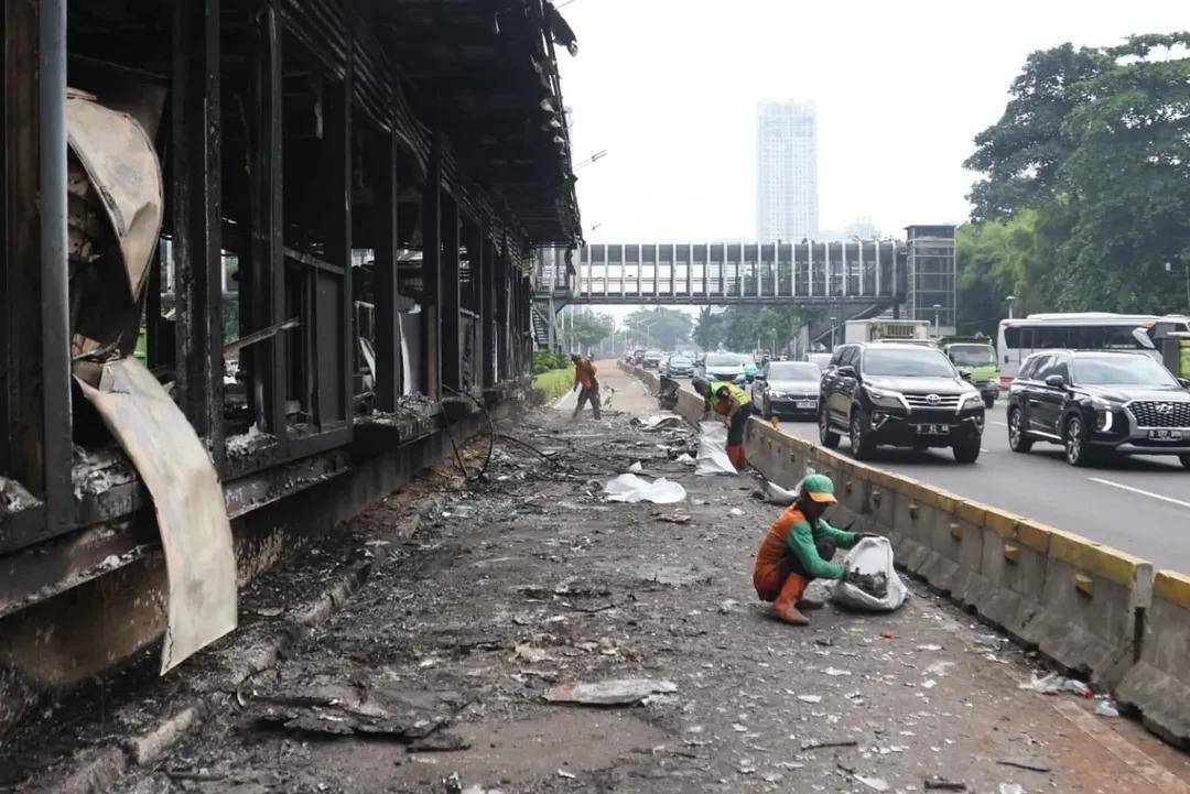 IMG-20250901-WA0022.jpgDLH DKI Bersihkan Lokasi Unjuk Rasa /dok DLH