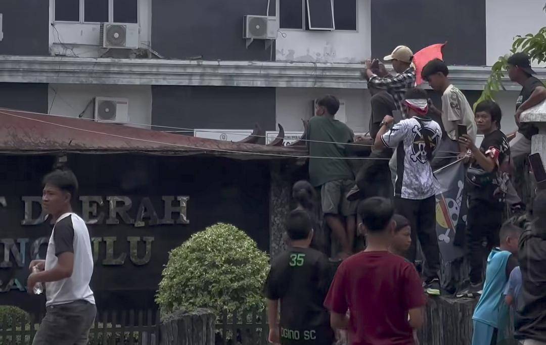 Suasana aksi unjuk rasa di gedung DPRD OKU. (Dok. Istimewa)
